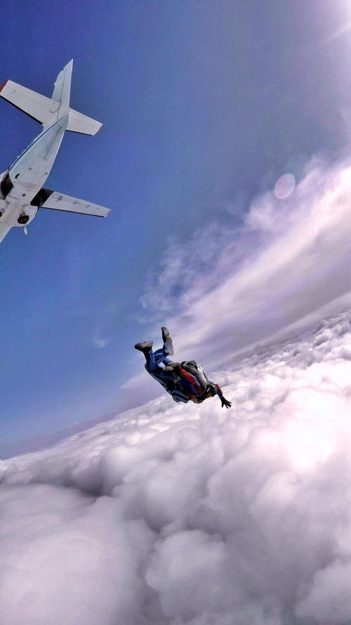 高空跳伞-高空跳伞为什么能漂浮在空中